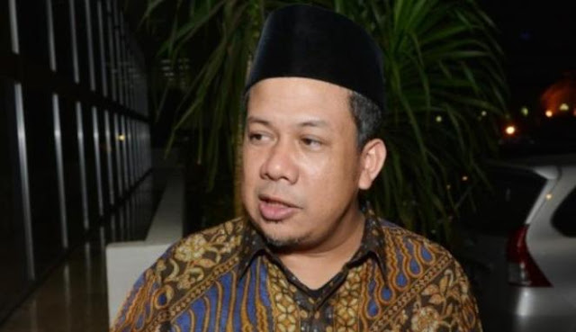 Cari Kuburan Massal Tragedi 1965, Justru Buka Luka Lama HorasSumutNews.com - Berita Terkini Wakil Ketua DPR, Fahri Hamzah mengkritisi perintah Presiden Joko Widodo kepada Menko Polhukam Luhut Binsar Pandjaitan, untuk mencari fakta kuburan massal korban tragedi 1965 tidak tepat. Hal itu menurutnya, justru akan membuka luka lama.  "Bisa tidak produktif untuk membangun integrasi kita," kata Fahri di Gedung DPR, Jakarta, Senin 28 April 2016. Nasional, Berita Daerah, 