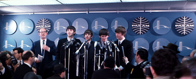 The Beatles asiste a una conferencia de prensa en el aeropuerto internacional Kennedy de Nueva York tras llegar desde Londres para una gira de 13 días por Estados Unidos, el 7 de febrero de 1964