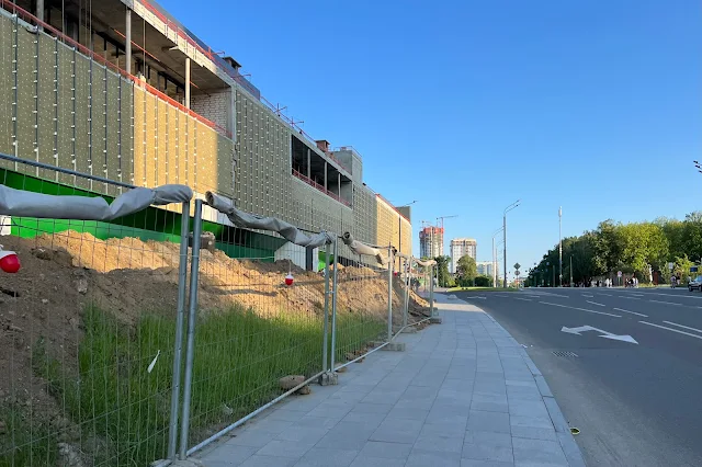улица Вильгельма Пика, строящийся торговый центр Botanica Mall и бизнес-центр Botanica Plaza