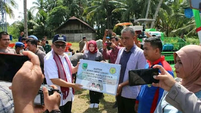 Panen Raya Jagung, Bupati Berikan Bantuan Kepada Petani