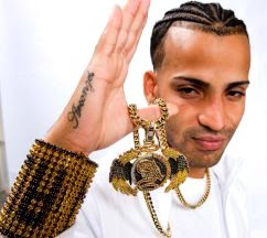 Foto de Arcangel enseñando sus joyas