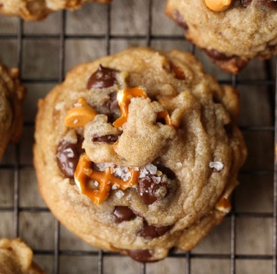 SEA SALT BUTTERSCOTCH PRETZEL COOKIES #dessert #chocolate