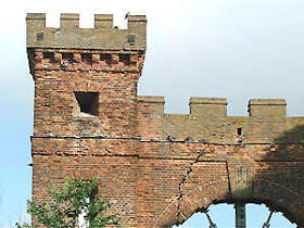 Photograph of the crack in Folly Arch in 1999 Image from the North Mymms History Project released under Creative Commons
