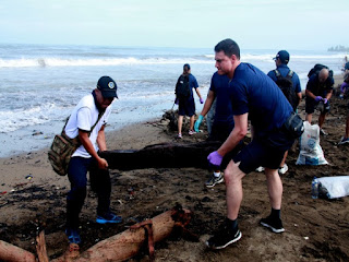 Mantap .. Pasukan TNI dan Pasukan US Navy Bekerjas sama  Bersihkan Pantai Padang - Commando