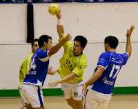 Oscar Rodríguez de UCAM Sant Joan intenta marcharse de su marcador.