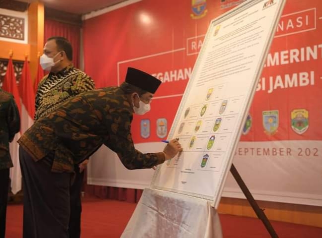 Bupati Tanjabbar Ikuti Rakor Pencegahan Korupsi Pemerintah Daerah Se-Provinsi Jambi dan Penandatangan Fakta Integritas