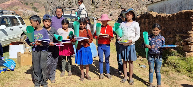 In Moroto Bolivien Schülergottesdienst und Schulmaterial für alle Kinder bringen. Für die Menschen in den Bergen ist es ein Lichtblick nach 2 Jahren Corona mit schweren Folgen besonders für die Landbevölkerung etwas Unterstützung von unerwarteter Seite zu bekommen. Von Menschen in Europa bis Australien. Länder welche sich die Kinder bis jetzt nicht einmal vorstellen konnten. Viele strahlende Kinderaugen auf der Tour durch die Berge entschädigen für alle Anstrengungen. Ich denke ich nehme die Fahrt durch die Berge als Aufnahmeprüfung für die Rallye Dakar 2023. Meinen Unterstützern und Freunden in aller Welt auf jeden ein herzliches Dankeschön.  Padre Hernán Tarqui