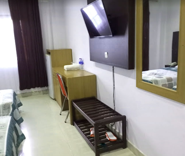 Fasilitas TV, Kulkas, Meja di Kamat Tidur di Grand Narita Hotel Sanggau