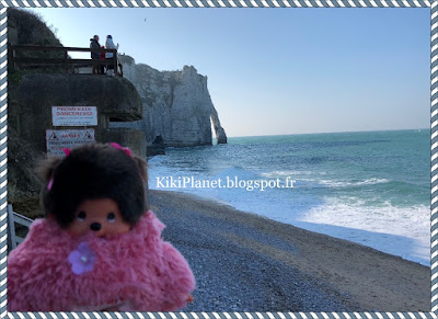 monchhichi, kiki, kiki le vrai, falaise d'etretat, normandie, éboulement seine maritime