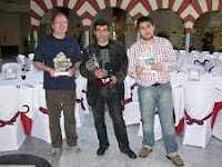 Kevin Spraggett, Karen Movzsizsian e Ibragim Khamrakulov con los trofeos del XXXIII Abierto Internacional de Ajedrez Ciudad de Sevilla 2008