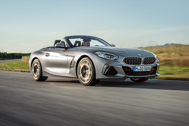 The BMW Z4 sDrive30i has a new 2.0L four cylinder TwinPower Turbocharged engine. The total power of the BMW Z4 sDrive30i is 255 hp and the maximum torque is 295 lb-ft. 