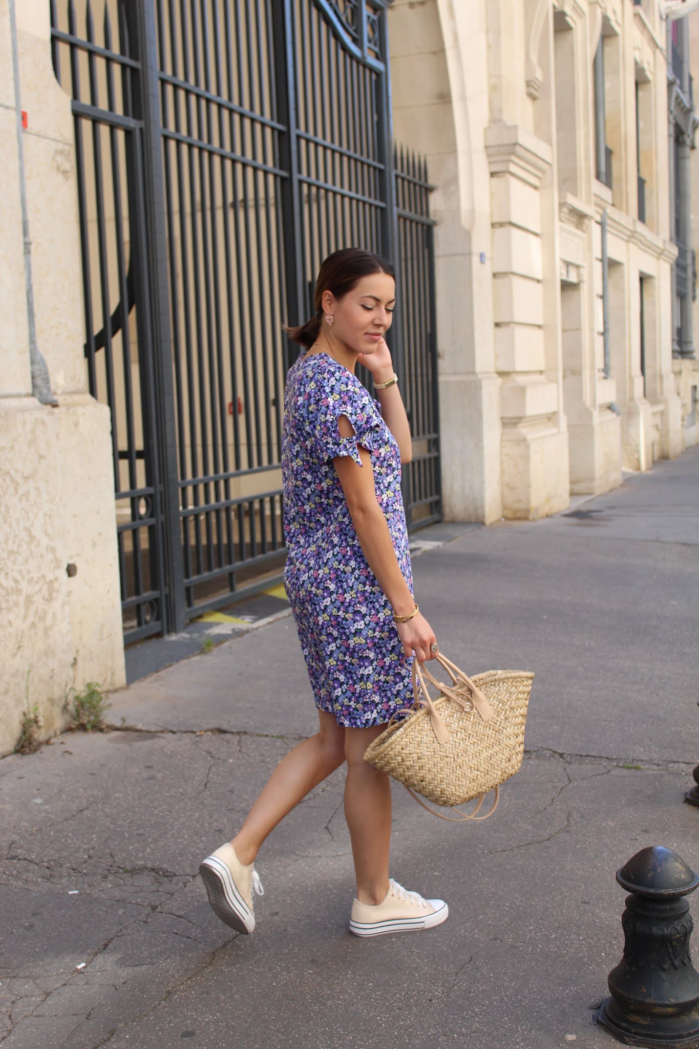 Robe fleurie violette portée de côté