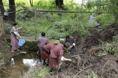 শুধু ভুটানেই সম্ভব: ইনিই প্রধানমন্ত্রী লোটে শেরিং যিনি তার হাত ময়লা করছেন