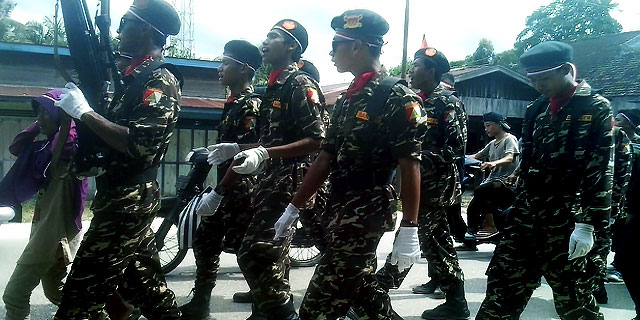 Menggunakan seragam Tentara