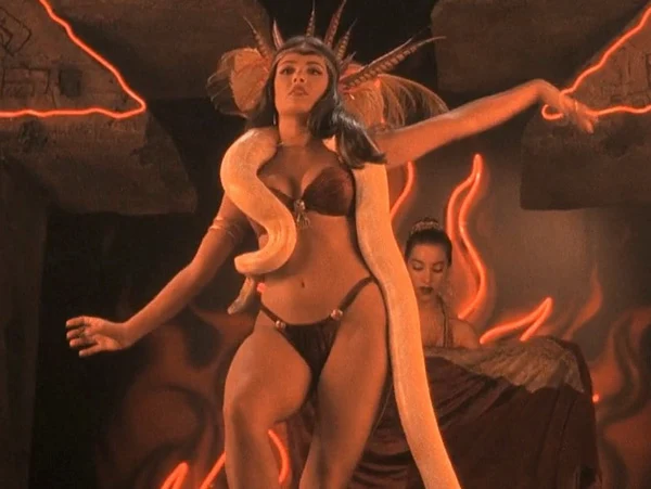 Salma Hayek como Santanico Pandemonium en "Abierto Hasta el Amanecer"