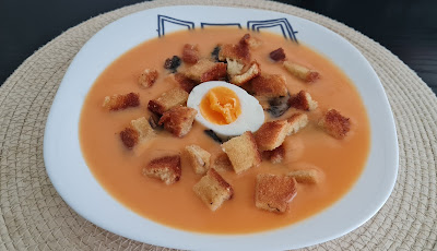 Crema de boniato con setas, huevo y picatostes