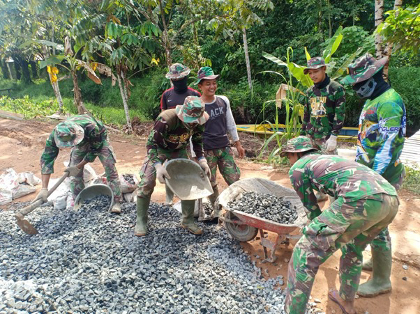 Mengangkut Material Batu Dengan Arco di Lokasi TMMD Ke-111 Kodim 1207/Pontianak