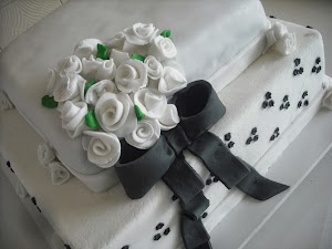 BOLO 2 ANDARES -  MINI ROSAS - BRANCO E PRETO