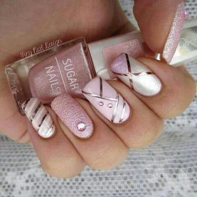 unhas cor de rosa