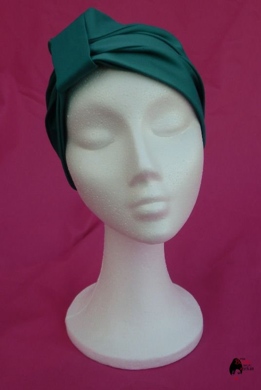 Turbante verde sobre fondo morado