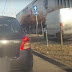 Ez aztán a pofátlanság: nem akarta kivárni a sort, ezért a járdán hajtott egy furgonos Budapesten – videó