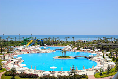 La piscina más grande del mundo - Hoteles de súper lujo - Complejo turístico en Antalya, Turquía.