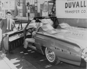 Fotografías de Elvis Presley con sus coches