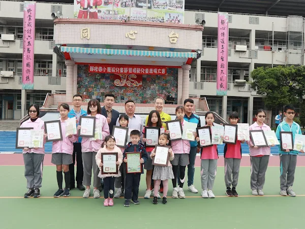 ▲員林市長游振雄前往靜修國小致贈兒童節禮物及表揚當選模範生同學，鼓勵更上一層樓。（記者林明佑翻攝）