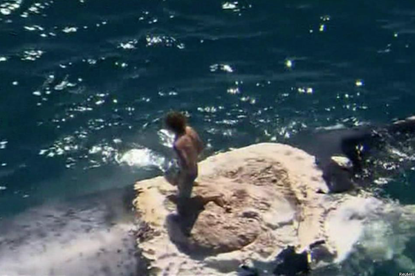 VIDEO – Tipo "surfea" sobre una ballena muerta en Australia