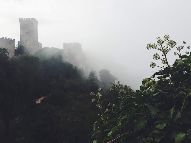 Erice, średniowieczne miasto, mgła