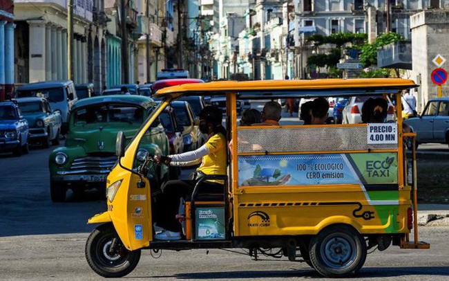 Xăng dầu khan hiếm, người dân <a href=