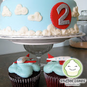 I did my own take on it and make this striking jet airplane with mini jet . (jetplancakecupcakes detail)