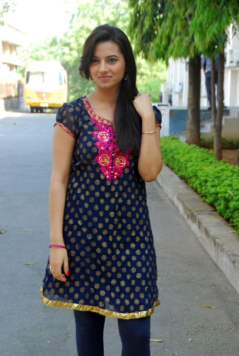 isha chawla in chudithar photo gallery