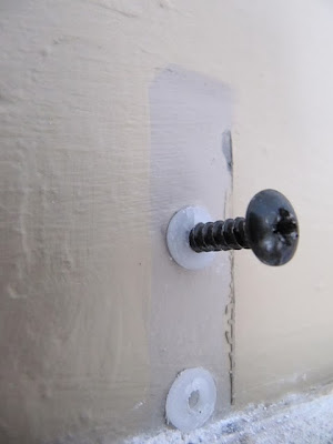 removing plastic wall anchors