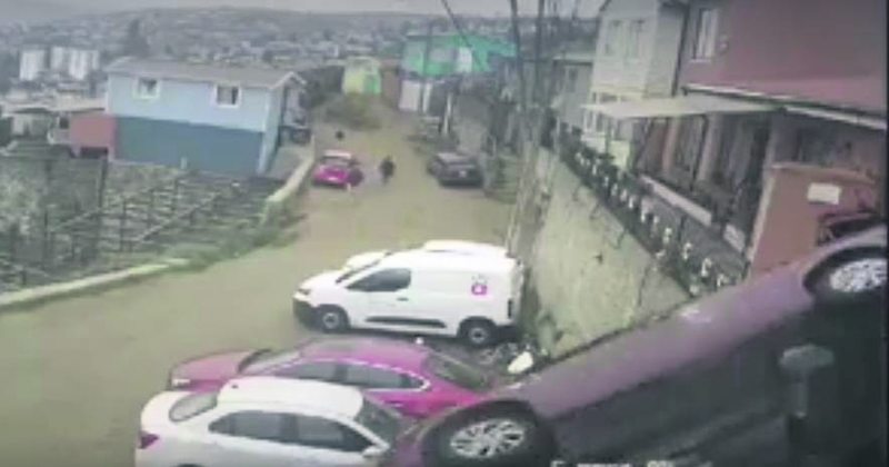 Cámaras captaron impresionante volcamiento de auto en cerro de Valparaíso