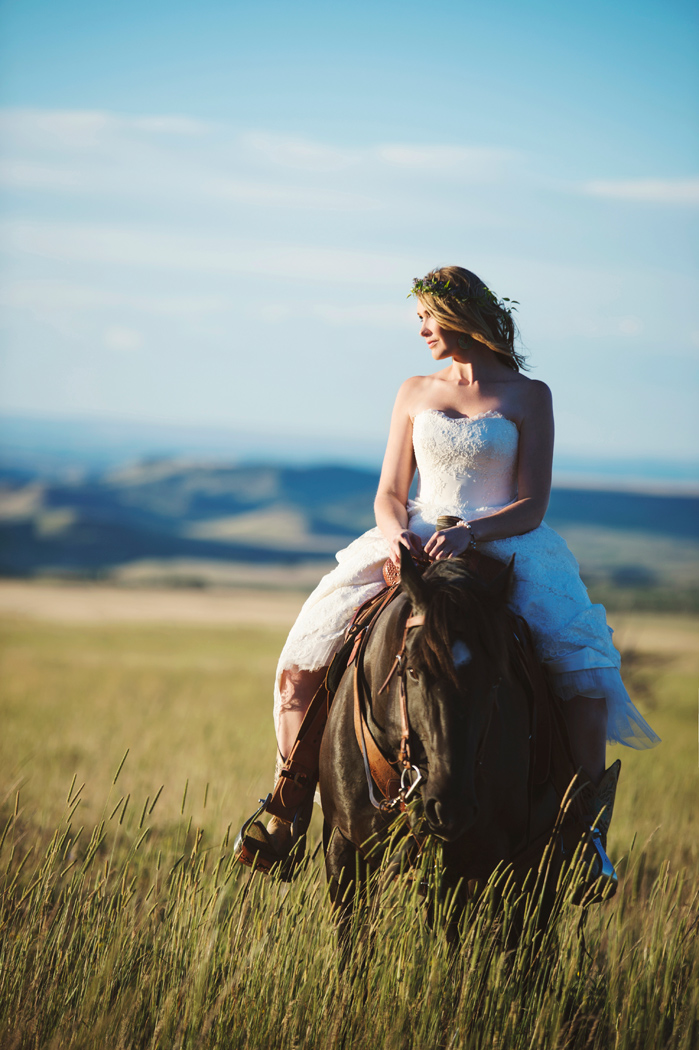 Photography: Macy Spencer Photography / Bride / Horse