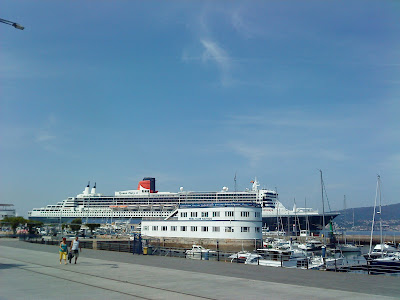 The cruiser "Queen Mary 2" is moored in front of the docks of the Real Club Nautico de Vigo