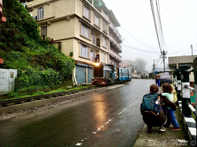 Kathi and Nora watching the Darjeeling Himalayan train passing by our neighbourhood