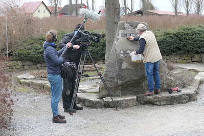 Erhard Stiefel beseitigt Kratzer vom Stein am Mittelpunkt. Foto: Michael Zeng