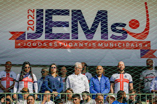 Dir. para Esq. Prefeito Vinicius Claussen, senador Romário, vereador Paulinho Nogueira, Satiele Santos, sec. Educação, e Geovânia Maia, sec. Esporte e Lazer