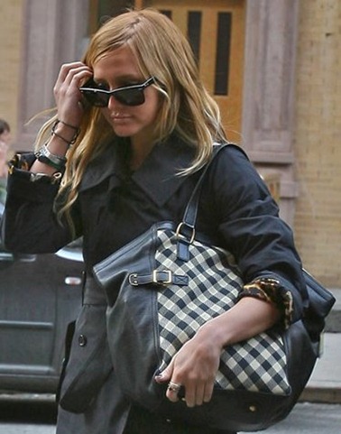 ashlee-simpson-downtown-ysl