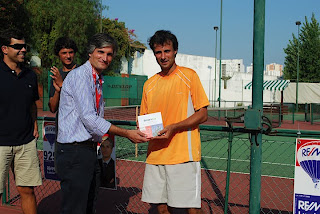 Entrega do Troféu pelo patrocinador João Fernandes da Remax ao Finalista do Torneio Hugo Amaral