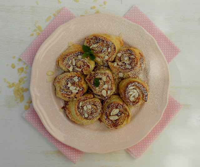 rollitos de manzana, almendra y spéculoos