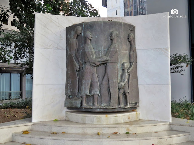Close-up do Monumento ao Imigrante Italiano - Praça do Imigrante Italiano - Itaim Bibi - São Paulo