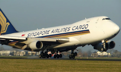 gambar Singapore Airlanes mendarat darurat