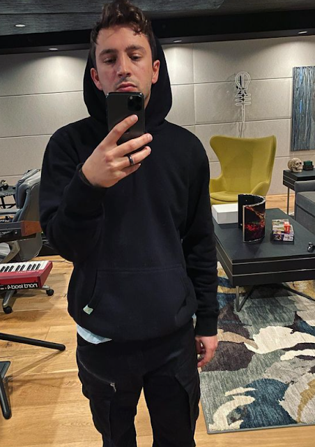 Tyler Joseph age, height, wife, net worth, family, girlfriend, daughter, siblings, parents, house, birthday, brother