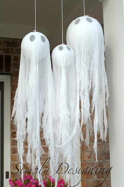 Fotos de decoração de Halloween com balões fantasmas flutuantes