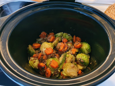 Coles de Bruselas con zanahorias, naranja y sésamo en Crock Pot