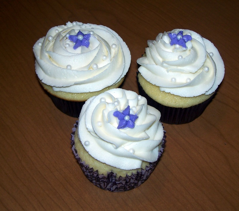 I 39ve been working on a wedding cupcake cake and and the bride chose these