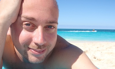 Na praia em Nassau... a água é beeeem mais fria do que esperava!